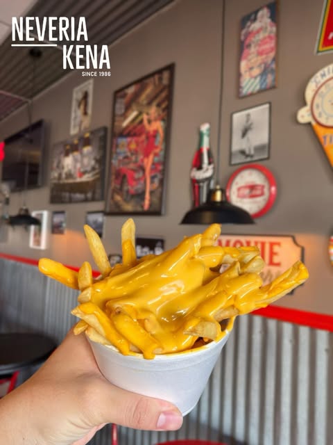 Papas con queso en el local