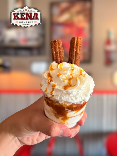 Postre de nevería con crema batida, caramelo y churros