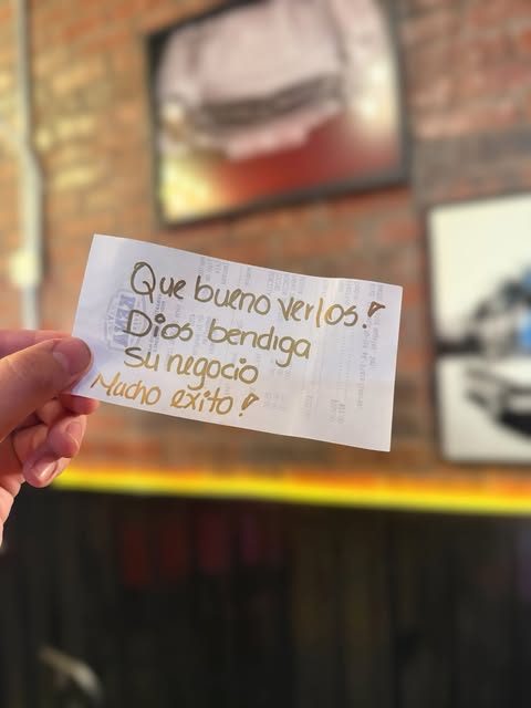 Nota escrita a mano por un cliente en un ticket de Kena