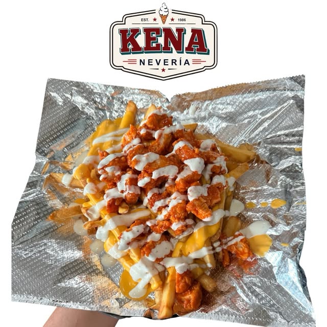 Papas con boneless, queso y aderezo